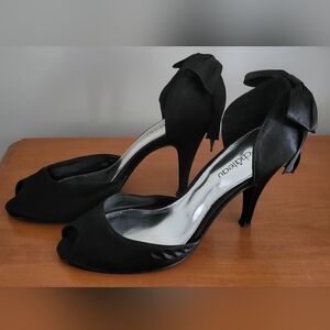 Le chateau heels with bow in back. Size 6